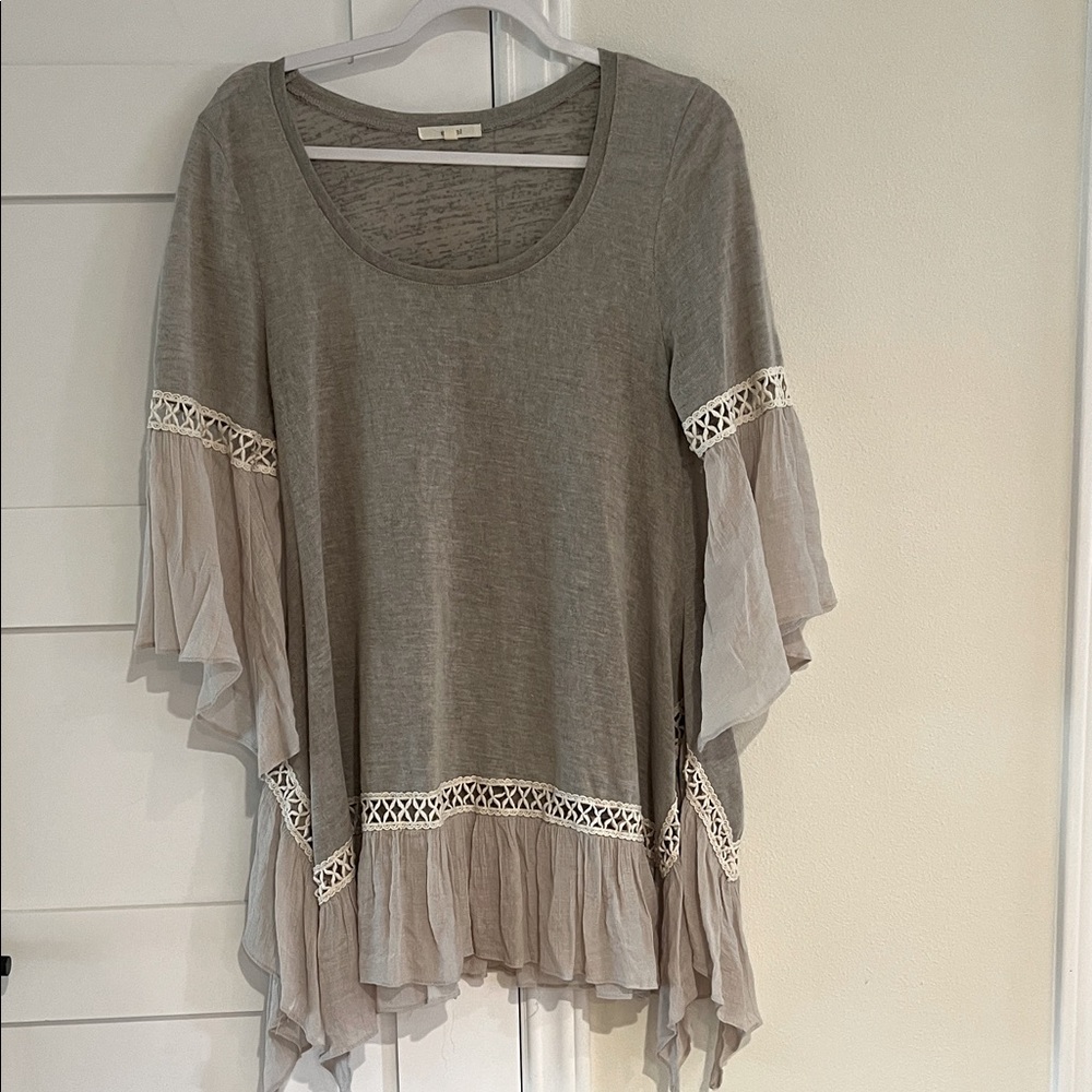 Easel Grey and White Long Sleeve Tunic Blouse Size Small EUC